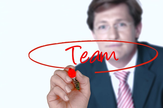muž, červená tužka, team